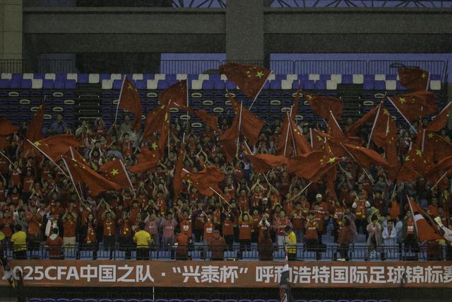 激战赛场：中国队士气高昂，逆转胜利
