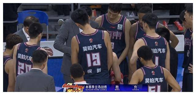 激战赛场：中国队士气高昂，逆转胜利